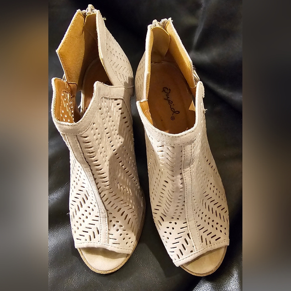 Qupid Tan Heeled Boots with Open Toe and Perforated Design Size 7 EUC - Picture 4 of 16